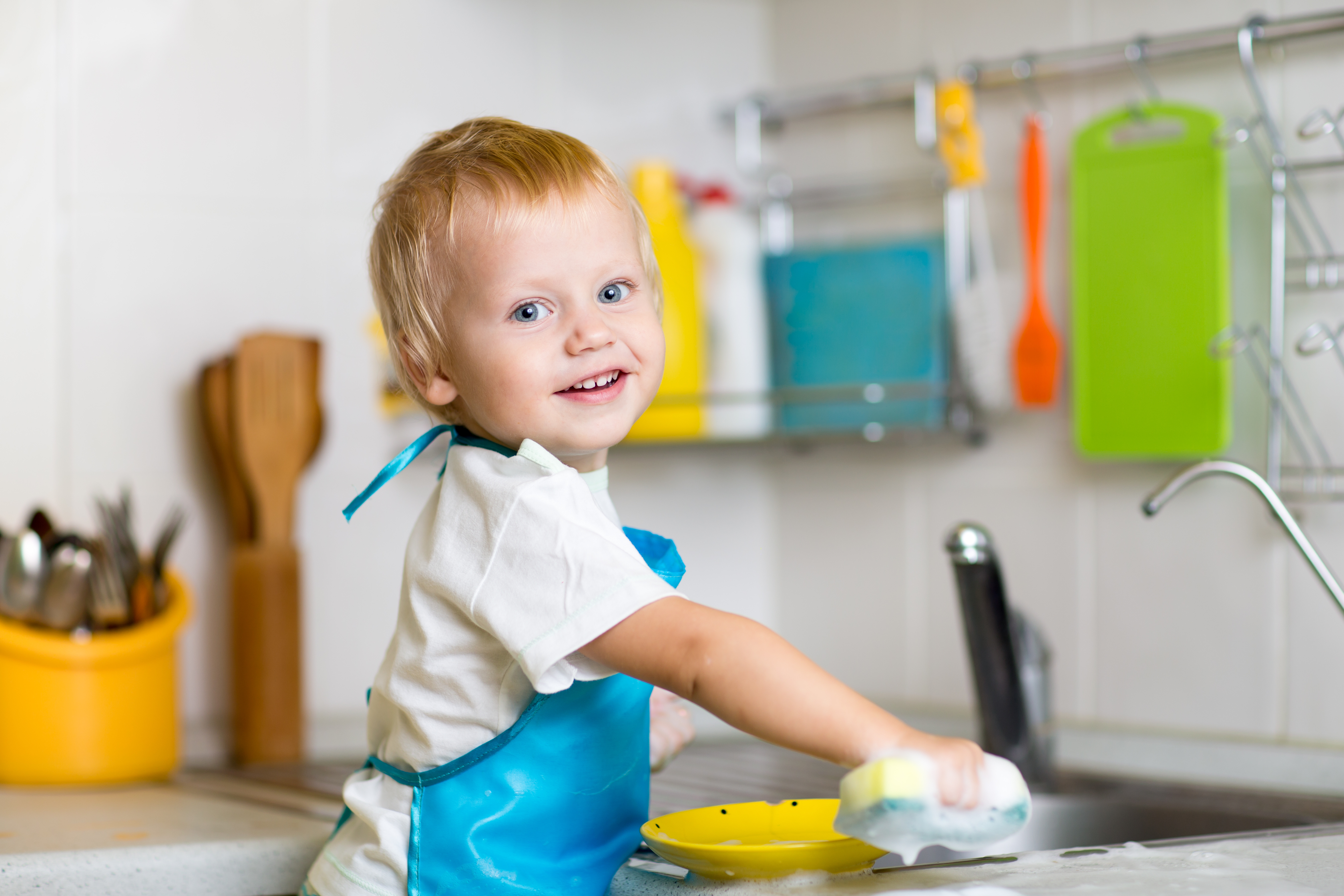 Что делают дети в 3 года. Самостоятельность ребенка. Самостоятельный ребенок. Ребенок я сам. Ребенок моет посуду.