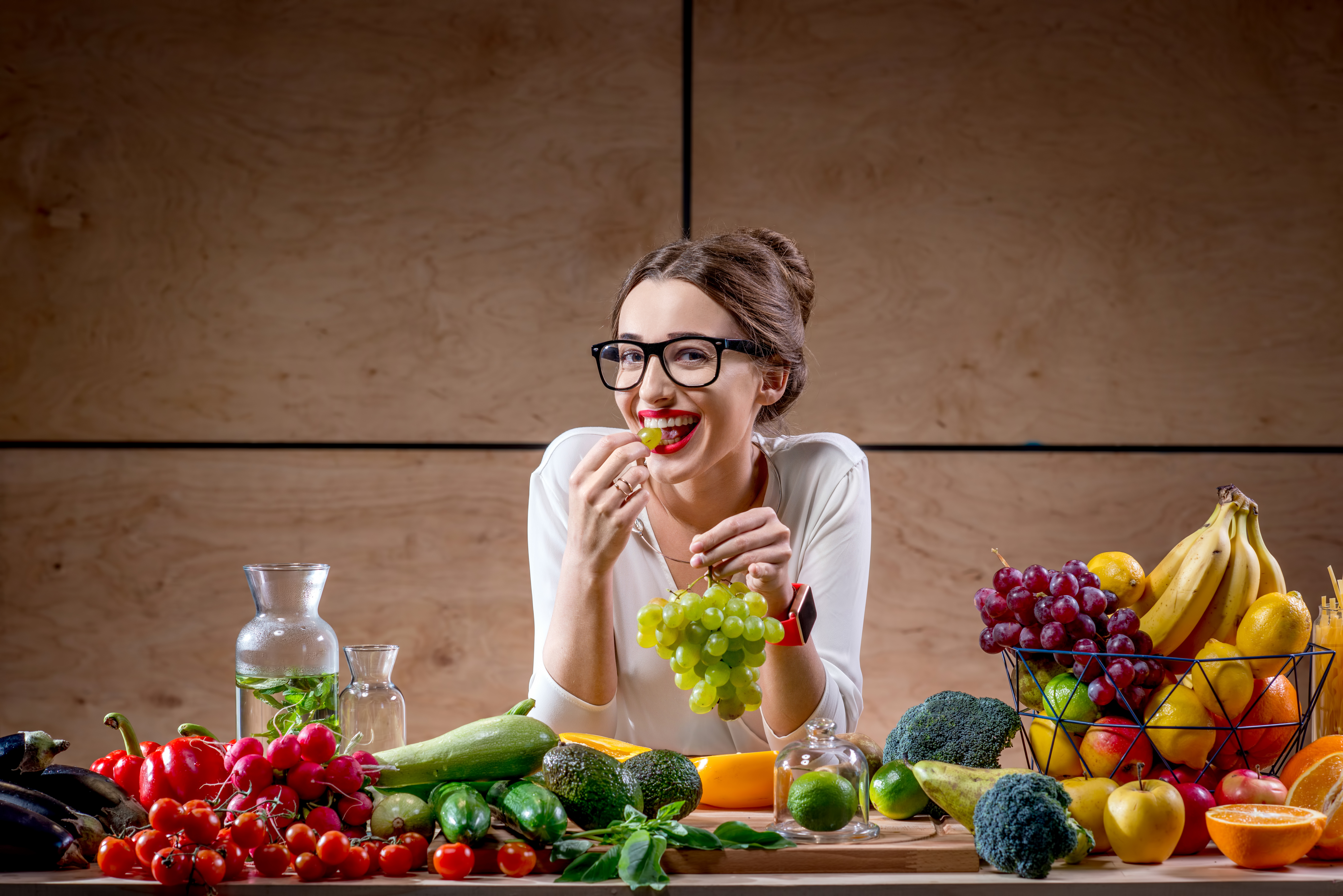 Девушка с овощами. Фотосессия с овощами и фруктами. Фотосессия с фруктами. Женщина с фруктами. Девушка ест овощи.